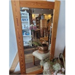 Suur peegel männipuidust raamiga