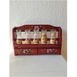 Vintage maitseaineriiul koos klaasist purkidega