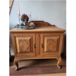 Kõveratel jalgadel tammepuust kummut