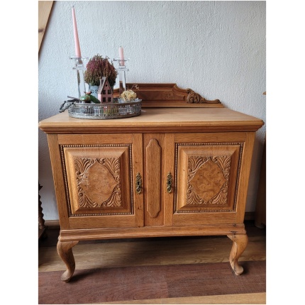 Kõveratel jalgadel tammepuust kummut