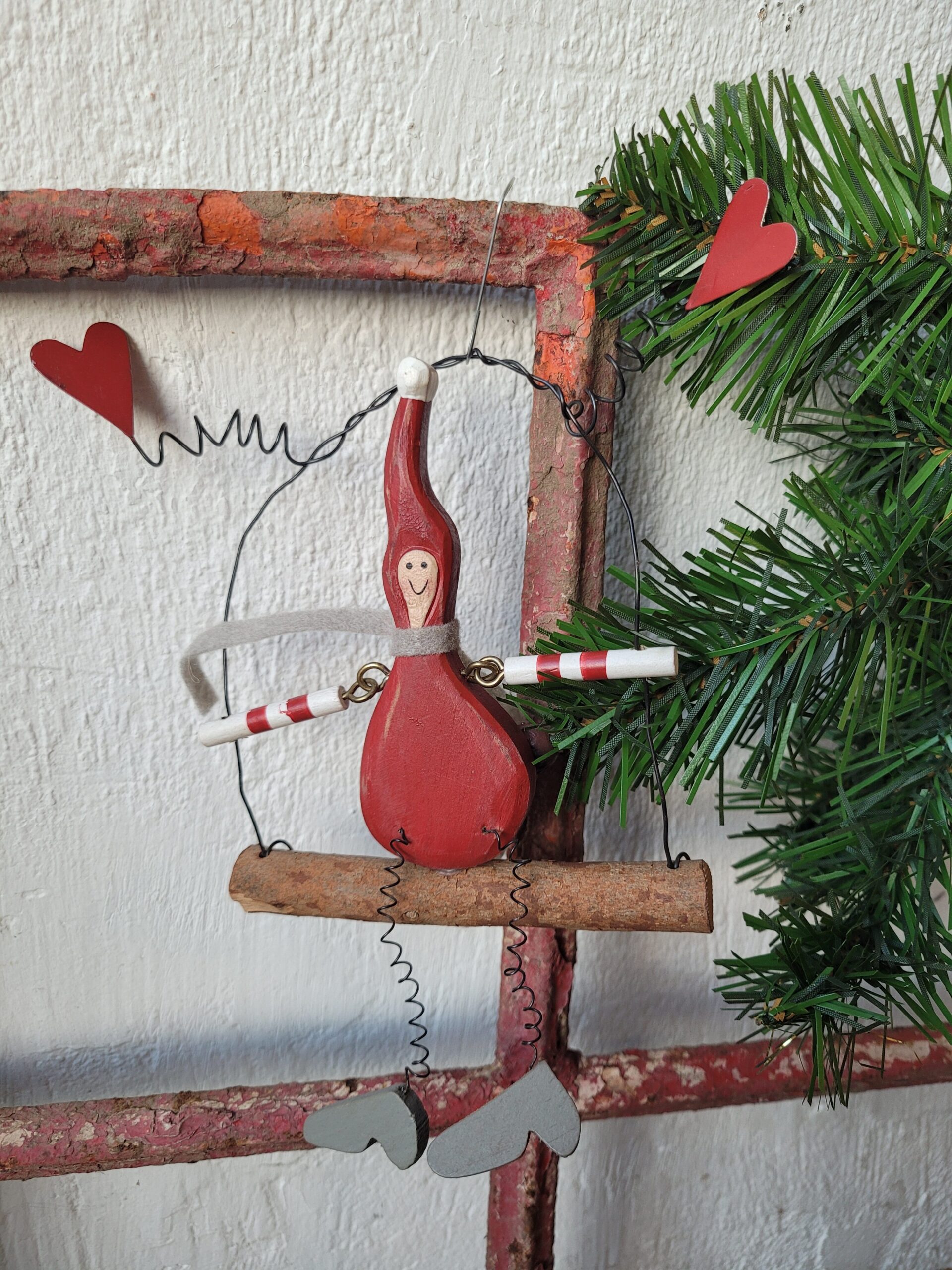 20251114_145707 Puidust päkapikk oksal riputatav