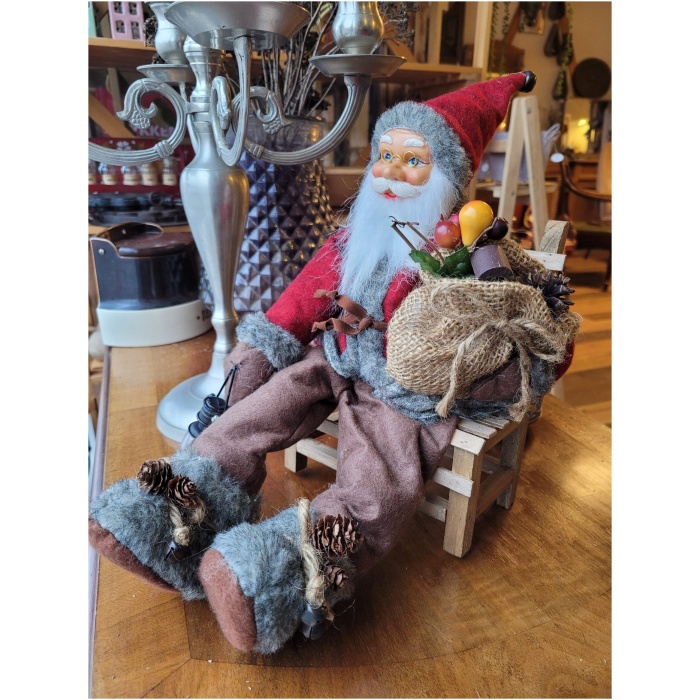 dekoratsioon jõuluvana pingil