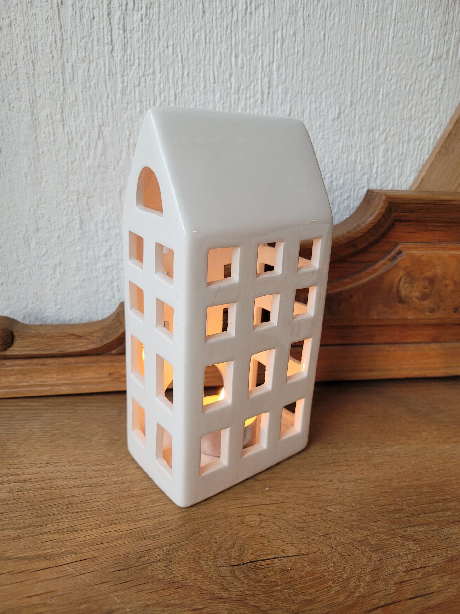 20251120_140019 keraamiline maja küünlale