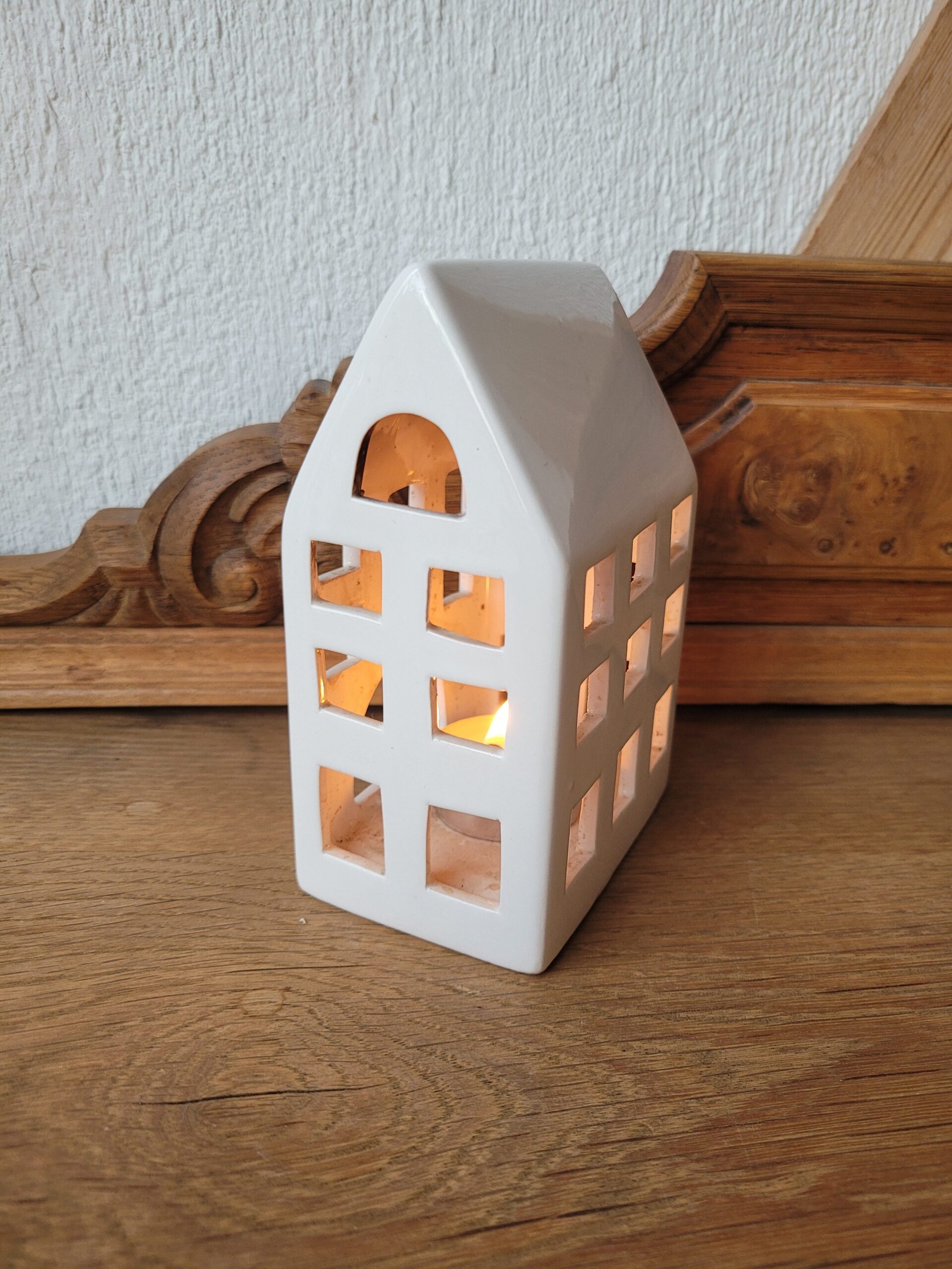 20251120_140316 (1) valge keraamiline maja teeküünlale kõrgus 14 cm