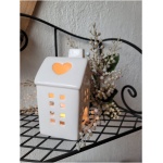 valge keraamiline maja teeküünlale