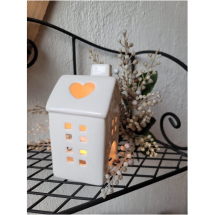 valge keraamiline maja teeküünlale