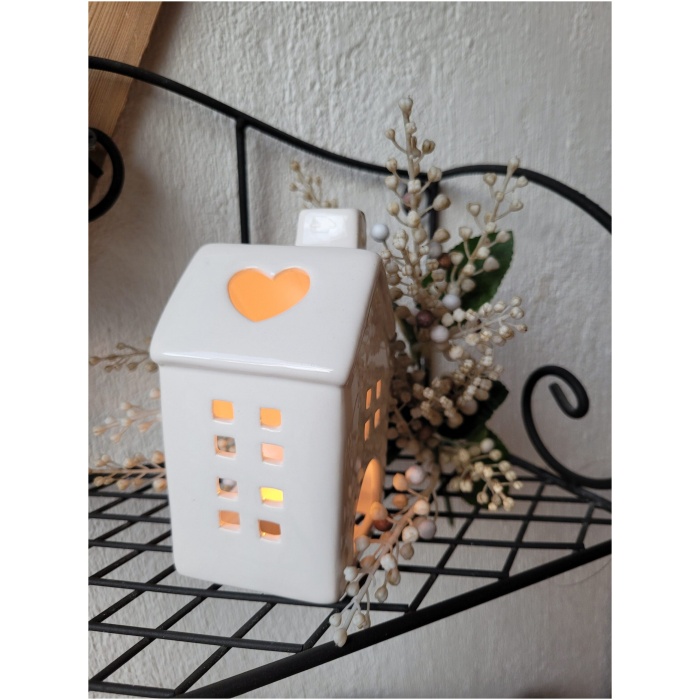 valge keraamiline maja teeküünlale