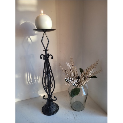 kõrgem metallist küünlajalg