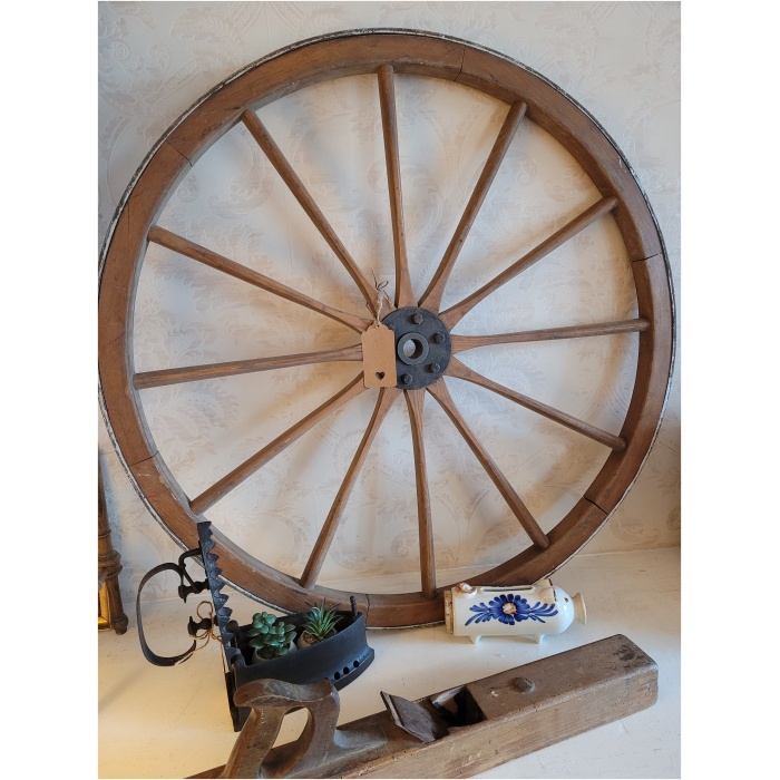 vanaaegne puidust vankriratas