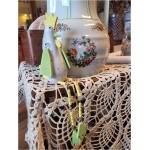 puidust rippuvate jalgadega kana