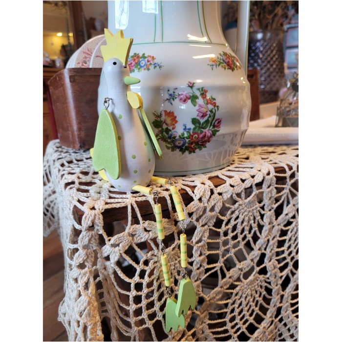 puidust rippuvate jalgadega kana