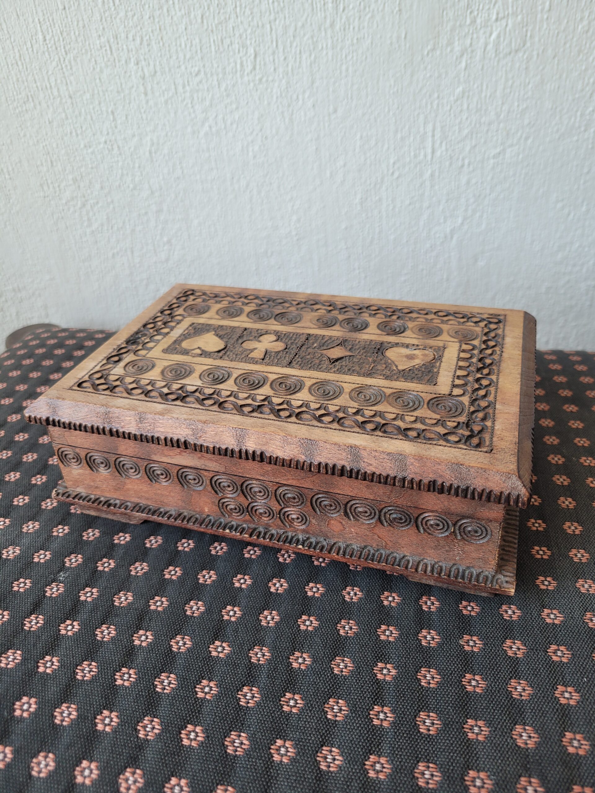 20260327_115803 mängukaartide karp puidust