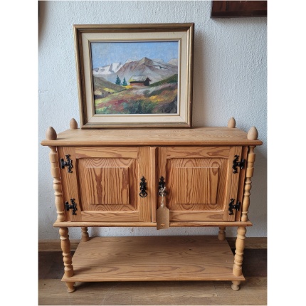 väike männipuidust kapp