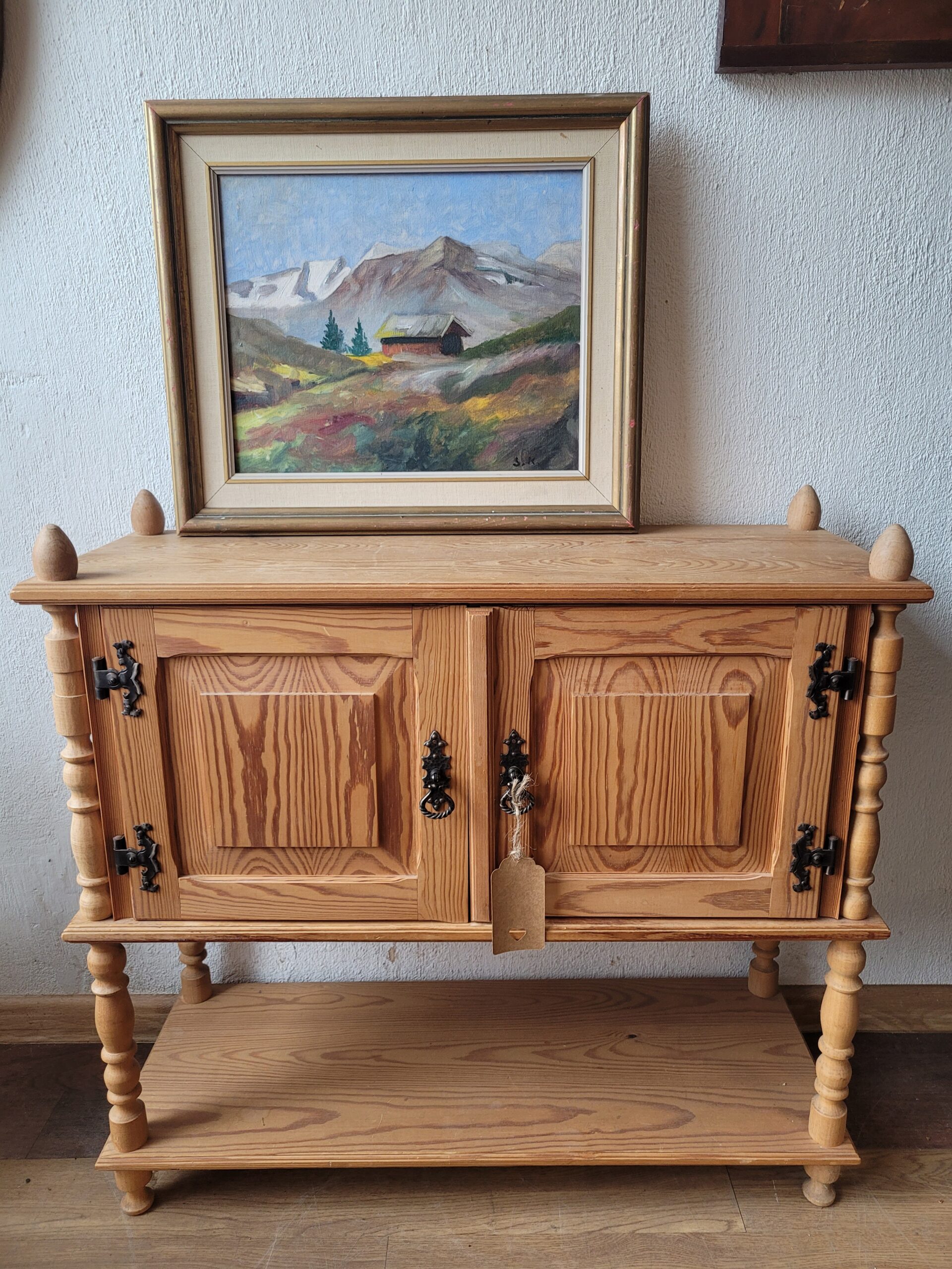 20260404_144915 väike männipuidust kapp